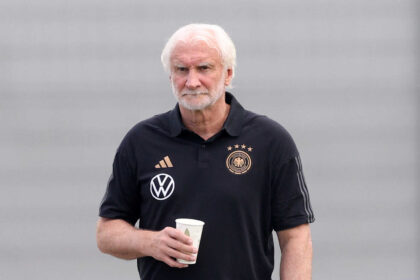 Rudi Völler ist als Sportdirektor nur noch bis 2026 an den DFB gebunden. Entgegen seiner eigentlichen Pläne kann sich die Stürmerlegende mittlerweile eine weitere Verlängerung vorstellen. 