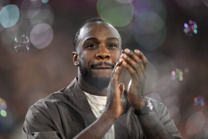 Michail Antonio applaudiert den Fans gerührt nach seinem Autounfall